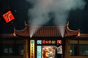 《霓虹下的第七区》剧照，夜班保安走过一面映着霓虹的玻璃墙