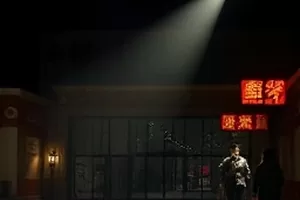 《邻居家的周三》剧照，门把手上挂着一只借来的旧唱片袋