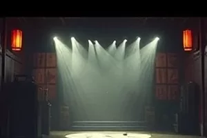 《零点三十四分的信》剧照，门缝下塞入的信封与深夜走廊灯光