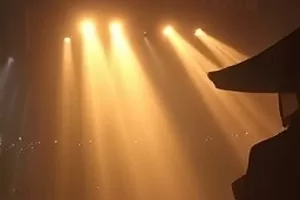 《双人独白室》剧照，两把相对摆放的木椅与一盏落地灯